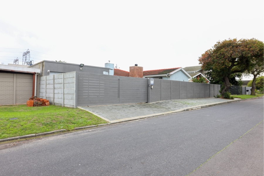 To Let 4 Bedroom Property for Rent in Monte Vista Western Cape